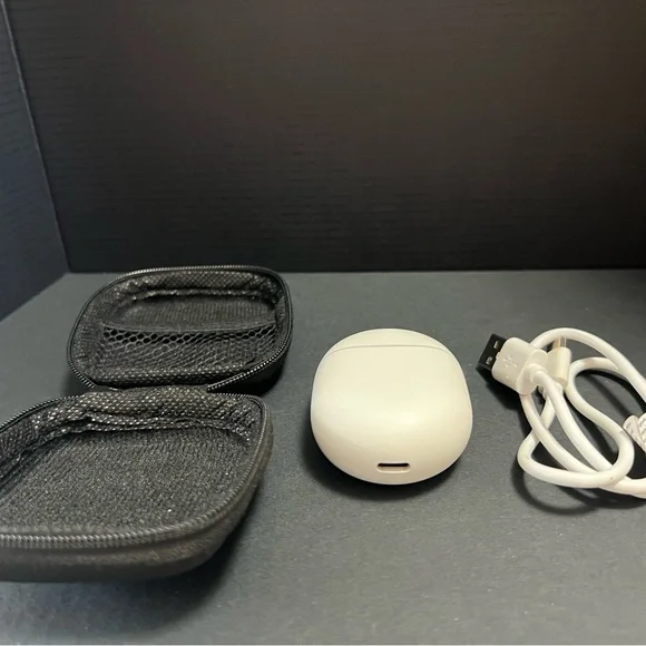 White Wireless google pixel series A Earbuds with Case and Charger. - Picture 15 of 15